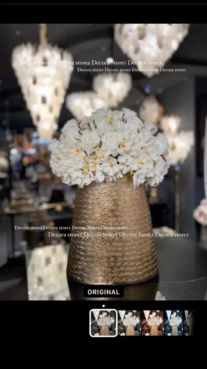 گلدان با گل دکوری، رنگ طلایی و سفید، جنس فلز و پارچه، گلدان رومیزی استوانه‌ای