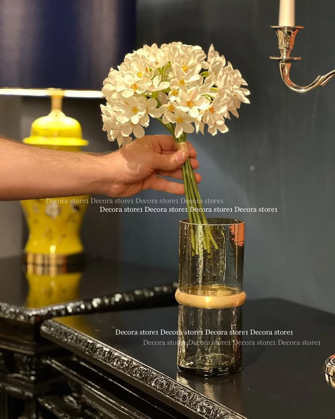 گلدان شیشه و برنج کار دست، رنگ سفید، سبز و زرد، جنس فلز، استوانه‌ای با لبه طلایی