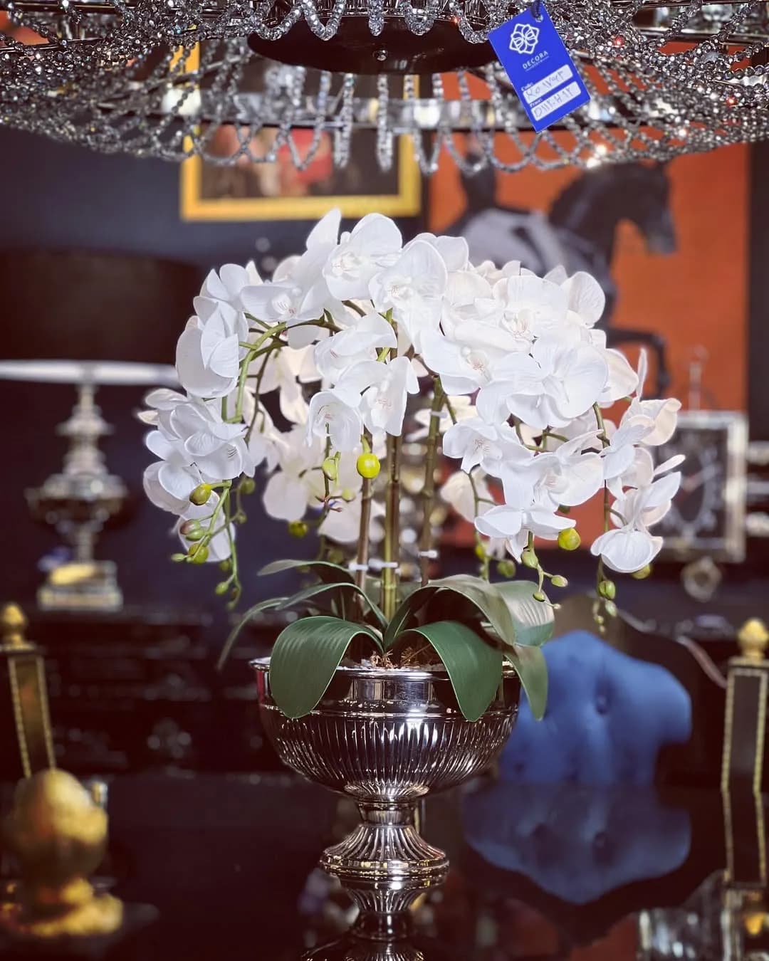 گل و گلدان ارکیده، رنگ سفید، سبز و نقرهای، جنس پلاستیک و سرامیک، طرح گلدار، ارکیده مصنوعی در گلدان