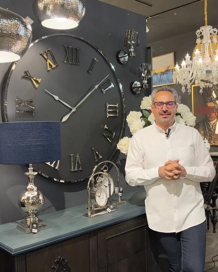 آباژور و ساعت دیواری، رنگ سرمهای، نقرهای و سفید، جنس پارچه و فلز، کلاهک استوانهای با پایه گوی