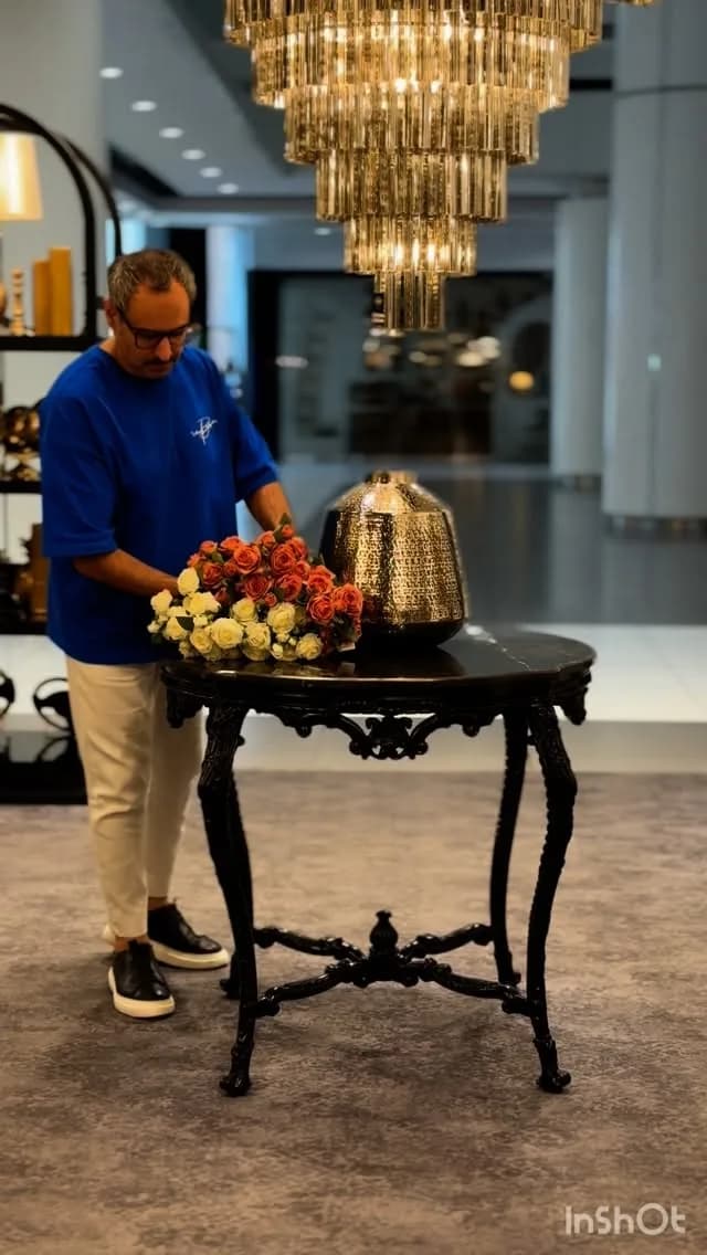 گلدان بزرگ با گل