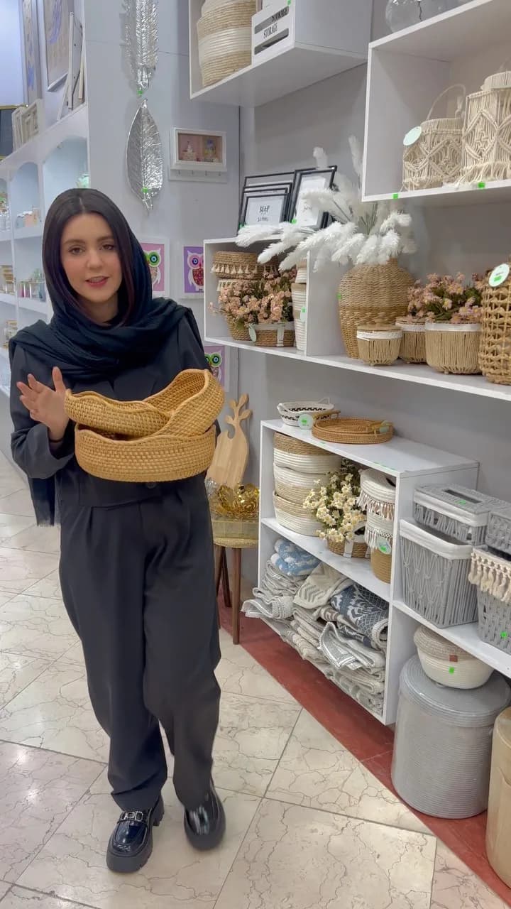 سبد حصیری، رنگ کرم و قهوهای روشن، بیضی، کمعمق