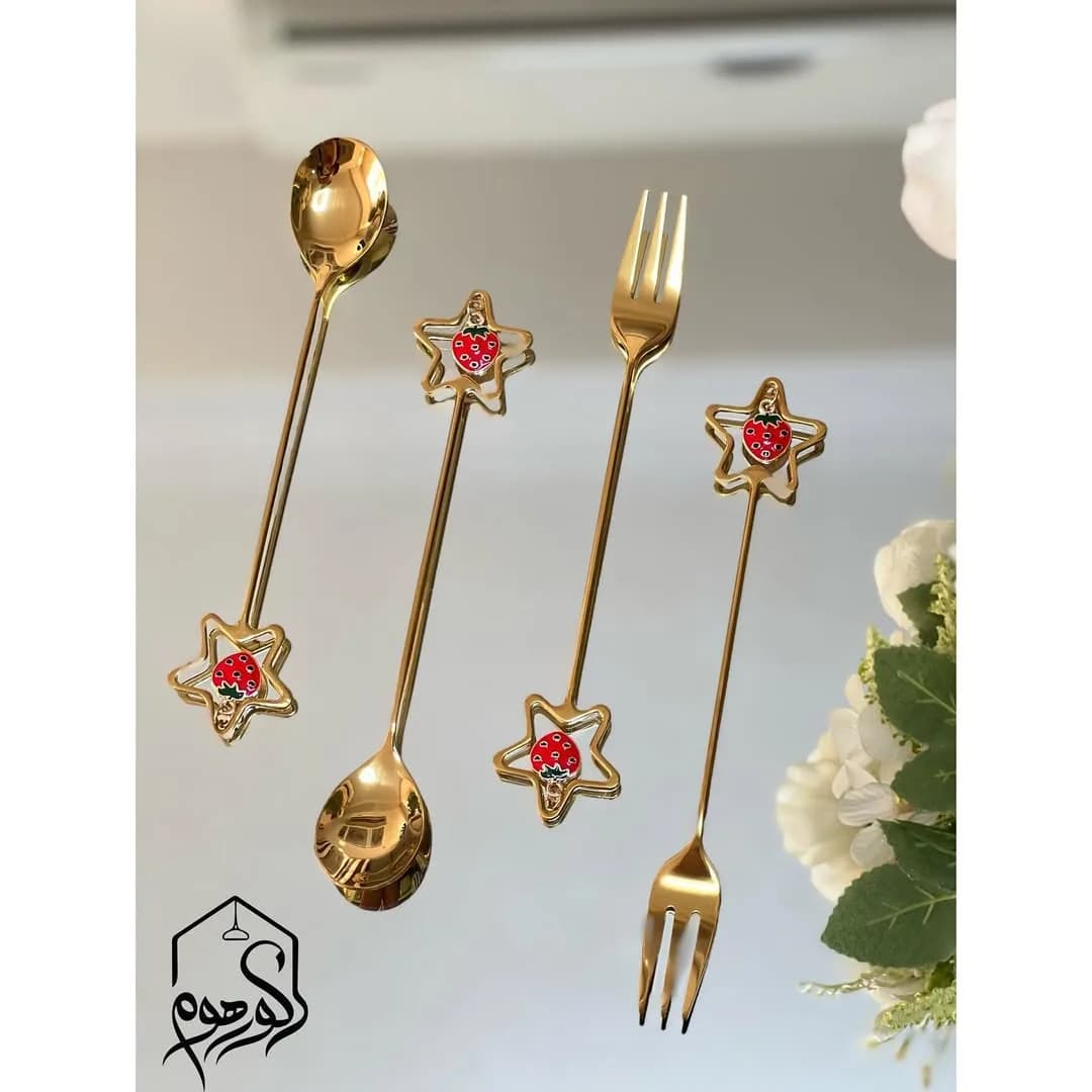 قاشق و چنگال دسرخوری طرح توت فرنگی انگلیش هوم، رنگ طلایی و قرمز، جنس فلز، طرح شخصیت کارتونی، ست قاشق و چنگال توتفرنگی