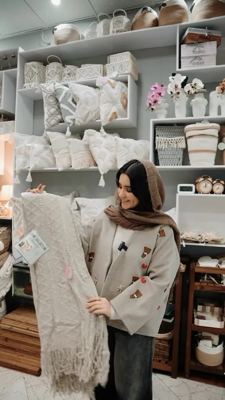 شال مبل بافت وارداتی، رنگ کرم، جنس بافتنی، طرح هندسی، مستطیلی، با ریشه