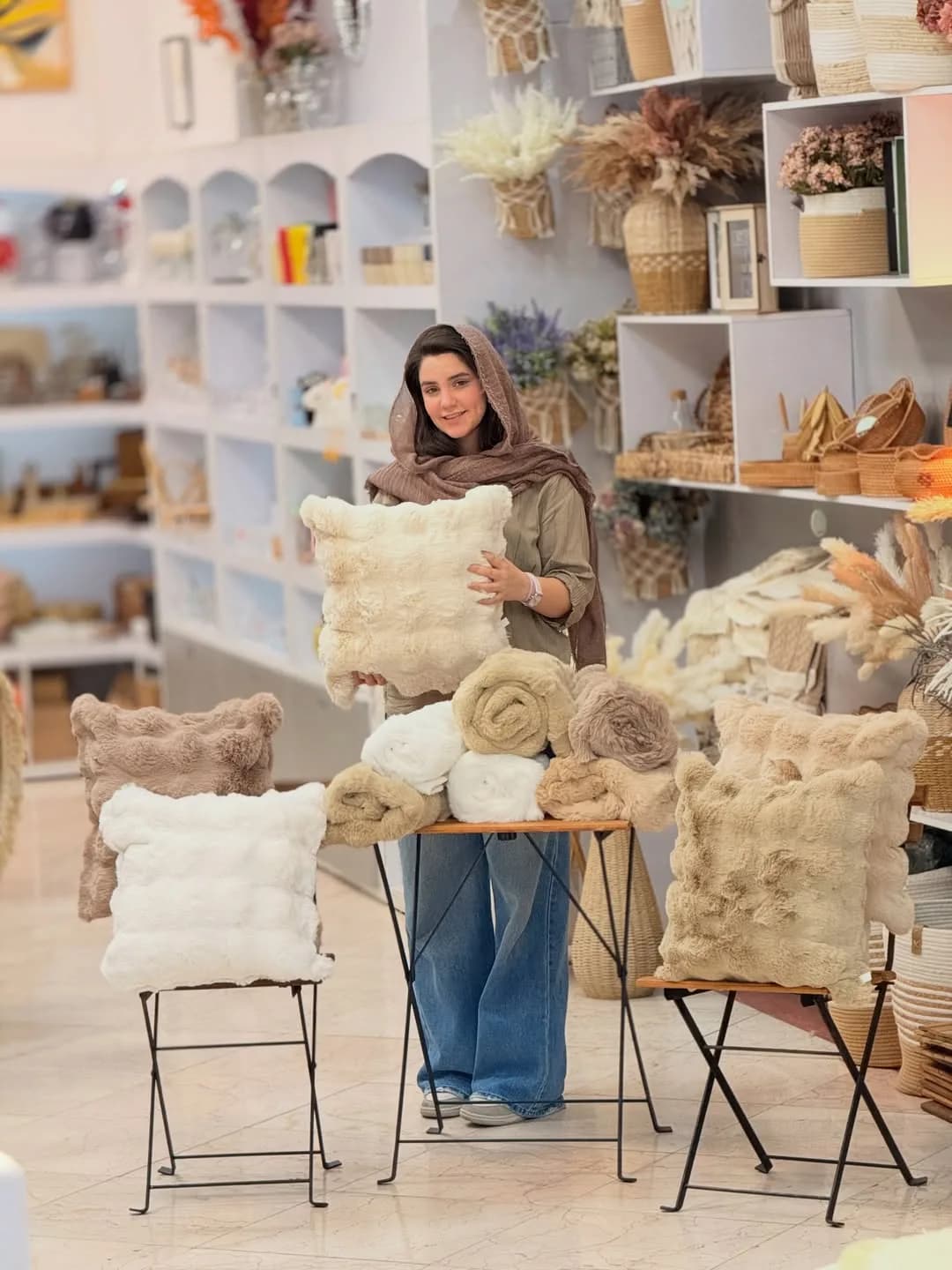 کوسن تدی ۴۰x۴۰، رنگ سفید، کرم و قهوهای، جنس بافتنی، مربع، پفی