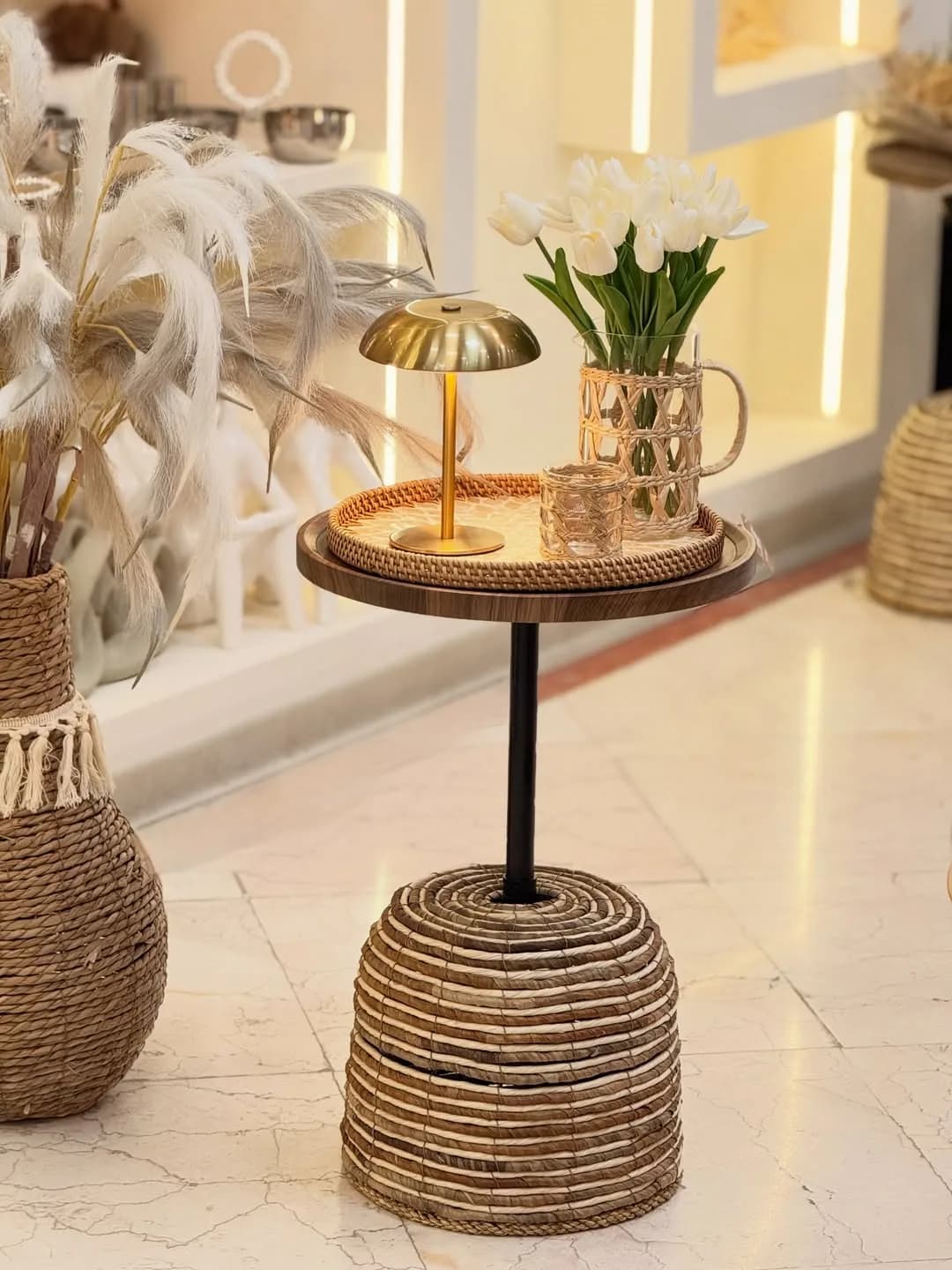گلدان و میز حصیری