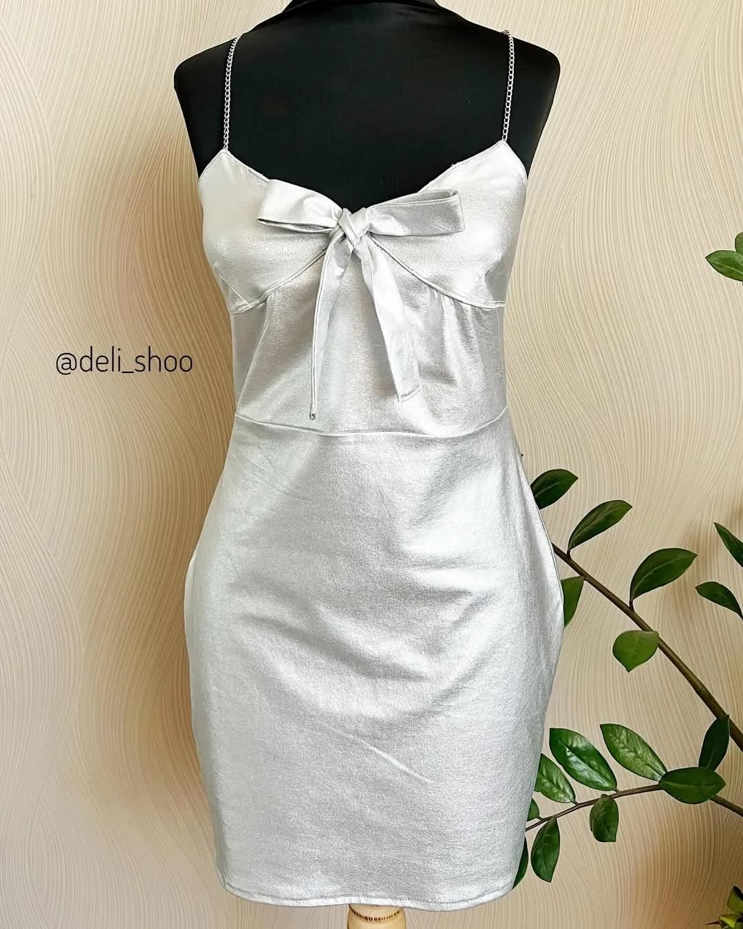 پیراهن کوتاه دیسکو کشی، رنگ نقره‌ای، جنس ساتن، بندی، یقه دکلته