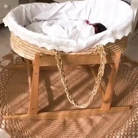 گهواره نوزاد، رنگ سفید و کرم، جنس حصیری، پارچه و چوب، گهواره سبدی با پایه