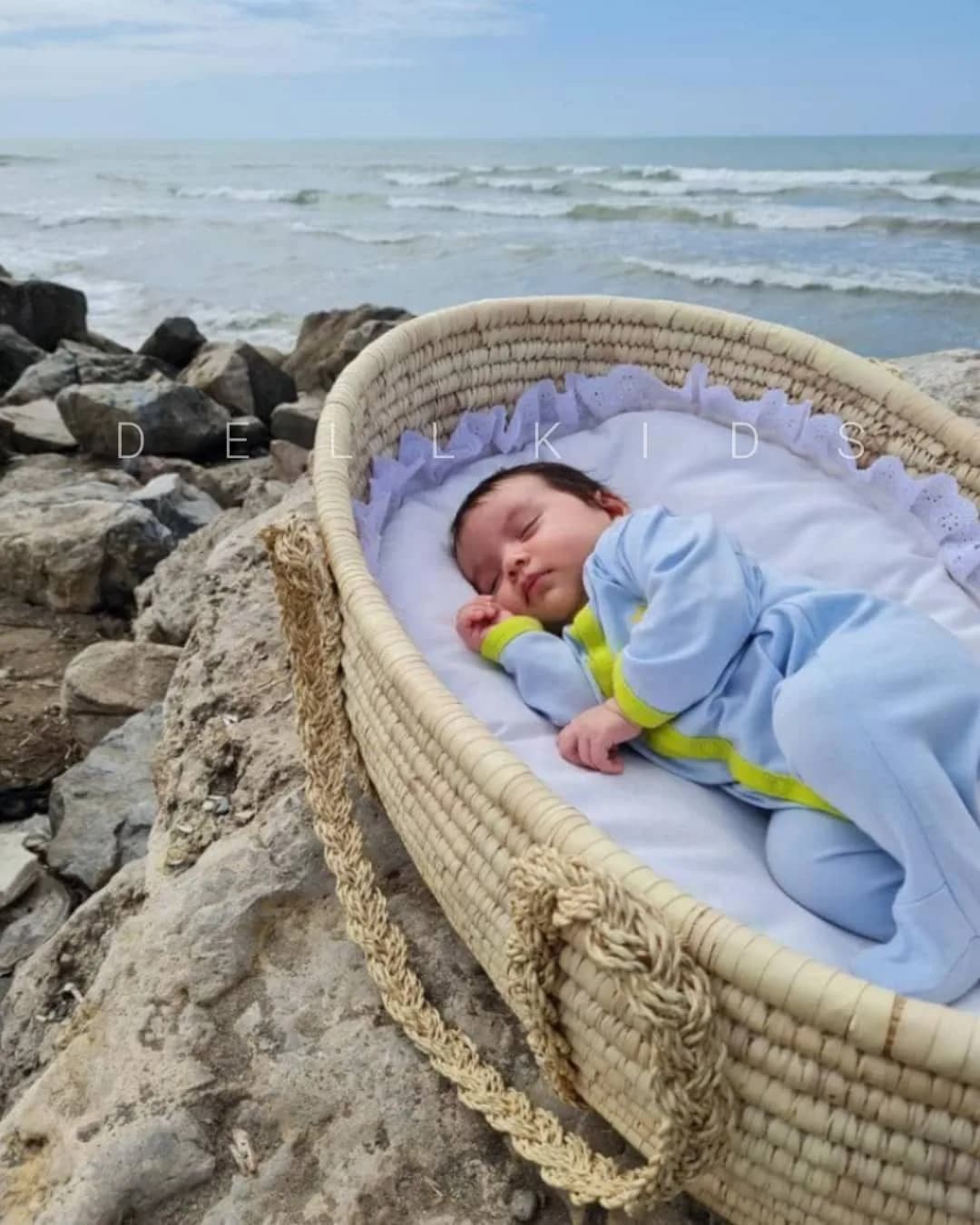 گهواره حصیری چوبی نوزاد، رنگ کرم و سفید، جنس پارچه، بیضی