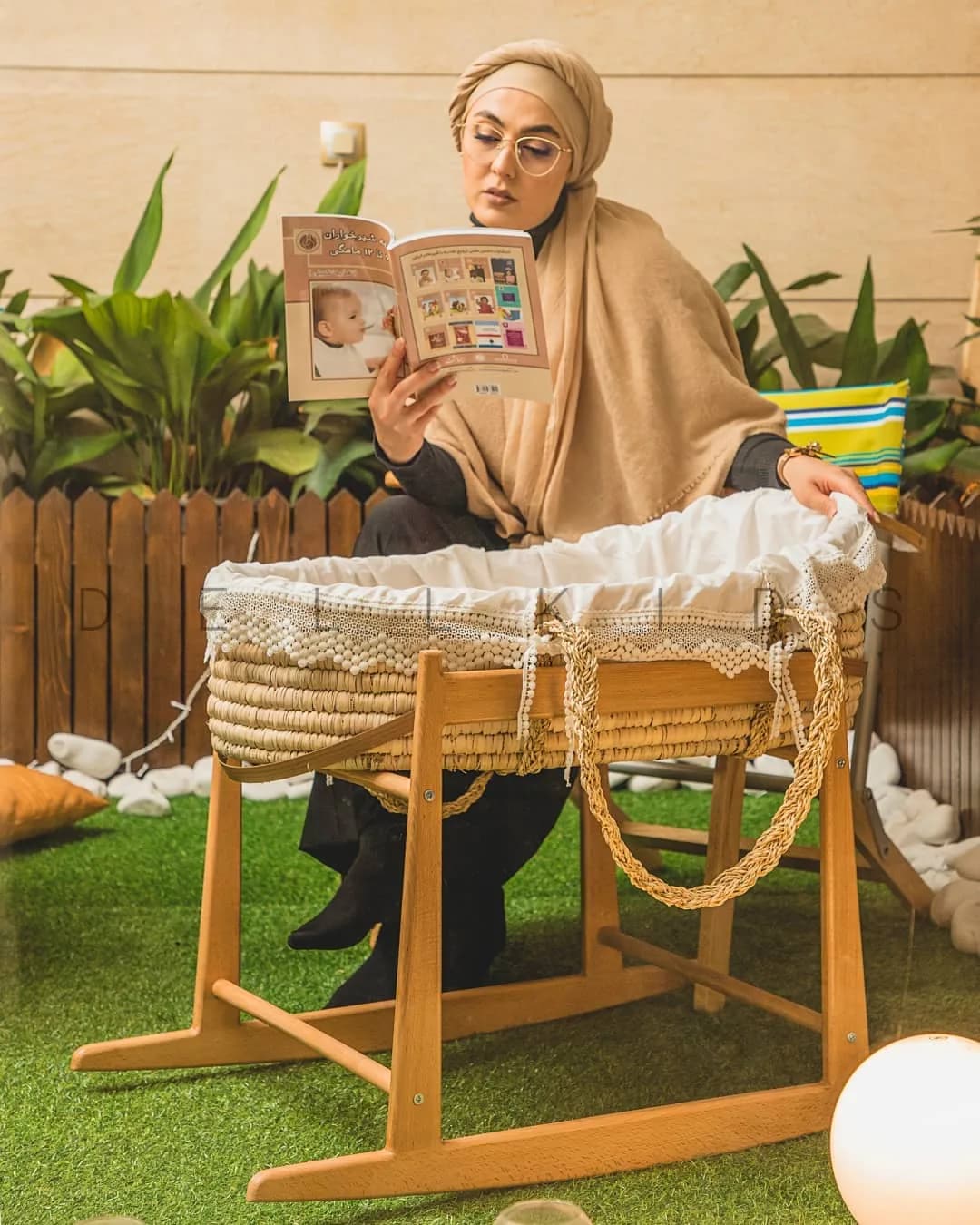 گهواره حصیری چوبی نوزاد، رنگ کرمی و قهوهای، گهواره نوزاد پایه گهوارهای