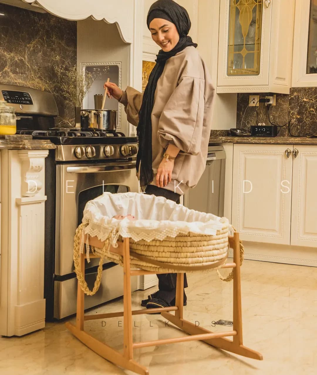 گهواره حصیری چوبی نوزاد، رنگ کرمی، گهواره چوبی پایهدار