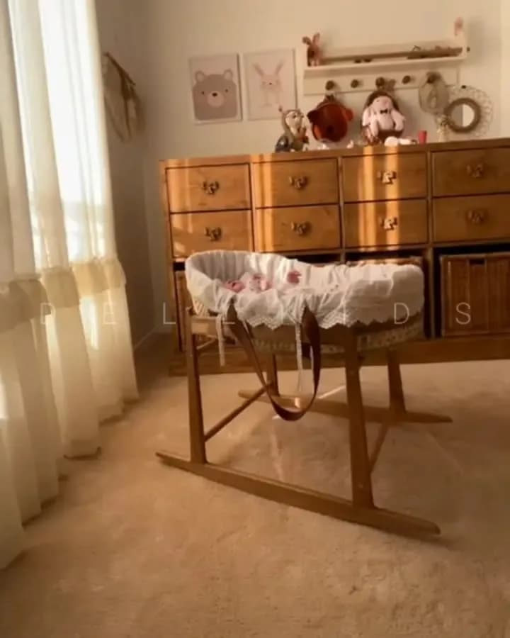 گهواره حصیری نوزاد دلکیدز، رنگ سفید و قهوه‌ای، جنس چوب و پارچه، مدل سبدی با پایه چوبی