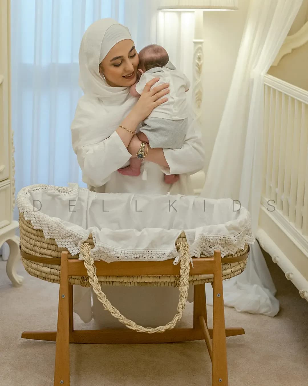 گهواره نوزاد نخل خرمایی دلکیدز، رنگ سفید و چوبی، جنس چوب و پارچه، طرح توری، تخت خواب نوزاد گهواره‌ای