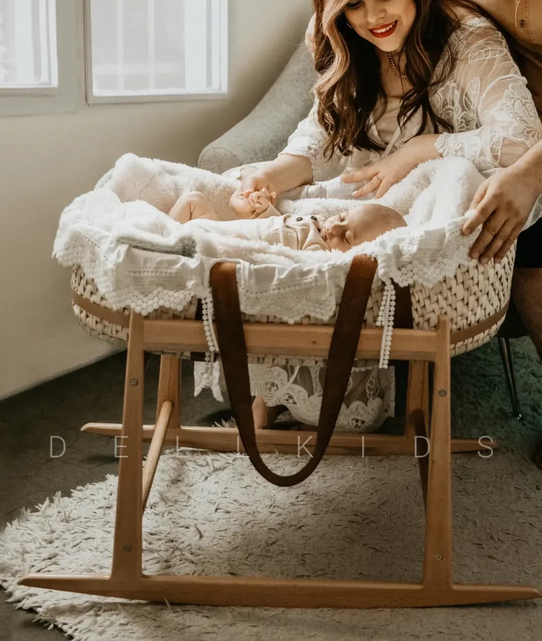 گهواره نوزاد دلکیدز، رنگ کرم، سفید و قهوه‌ای، جنس چوب و پارچه، گهواره پایه‌دار نوزاد