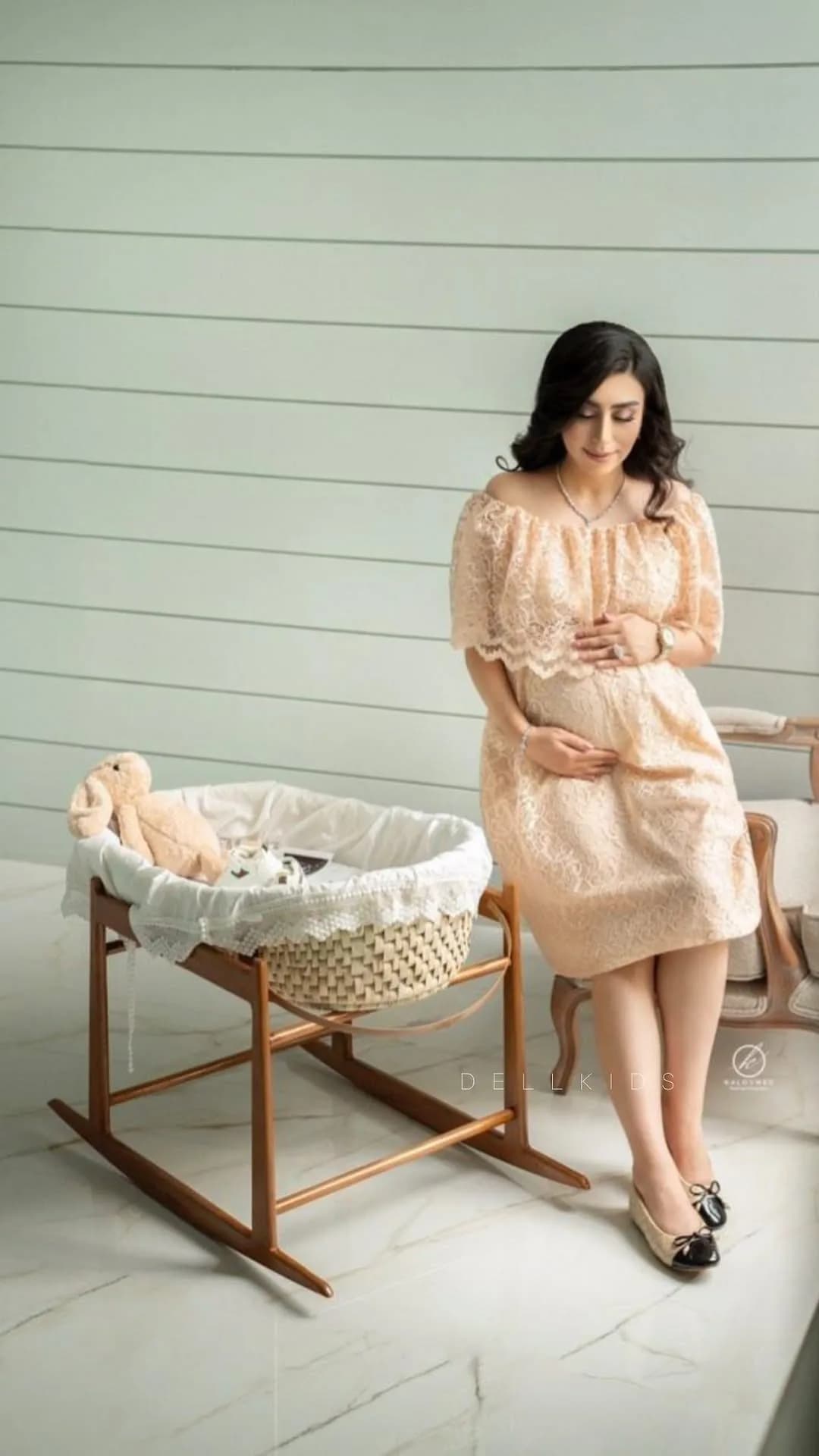 گهواره حصیری چوبی نوزاد، رنگ سفید، کرم و قهوه‌ای، جنس پارچه، طرح توری، گهواره تختی با پایه چوبی