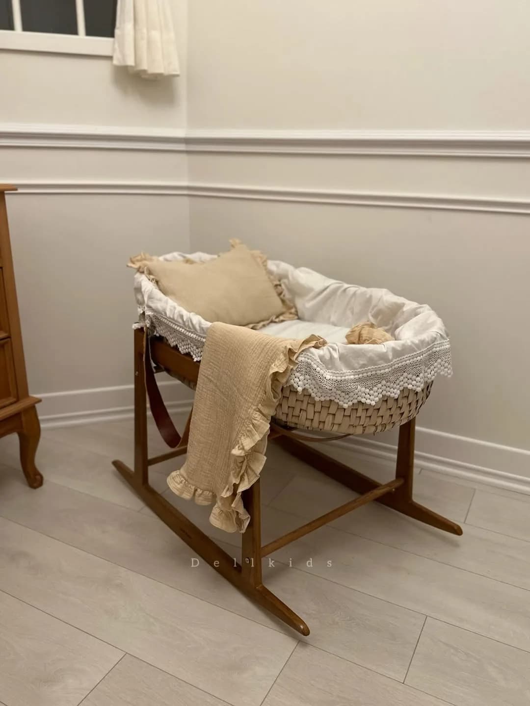 گهواره و تخت کنار مادر حصیری