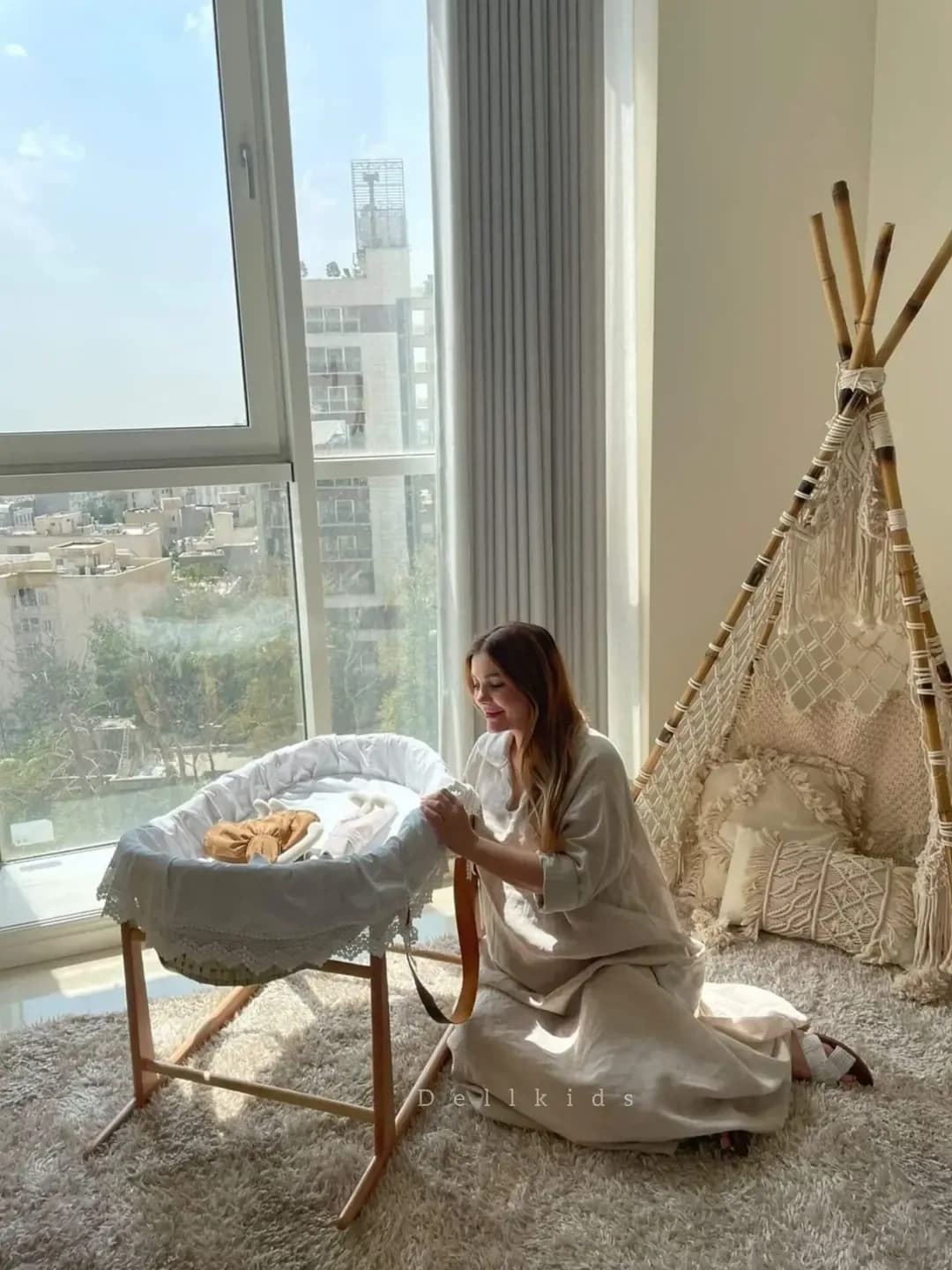 گهواره حصیری چوبی نوزاد، رنگ سفید، کرم و قهوه‌ای، جنس پارچه، طرح توری، گهواره گهواره‌ای پایه چوبی