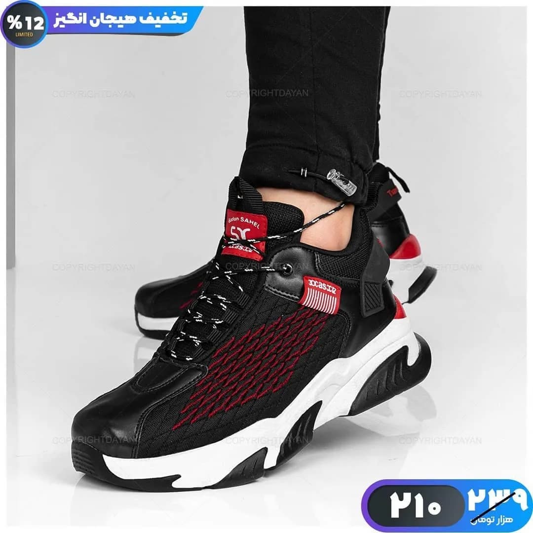 کفش ورزشی لژ نرم، رنگ مشکی، قرمز و سفید، جنس چرم مصنوعی و پارچه مشبک، کتانی، بنددار، پاشنه بلند