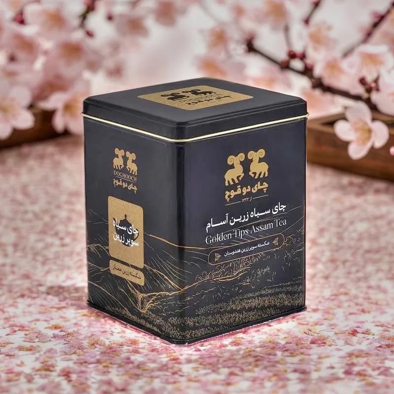 چای سیاه آسام دوقوچ، رنگ مشکی و طلایی، جنس فلز، قوطی فلزی مربعی