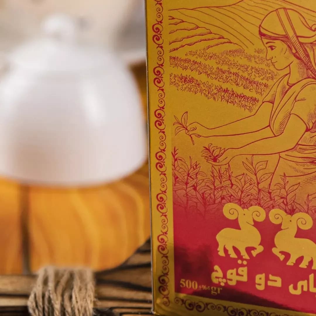 چای سیاه ۵۰۰ گرمی دوقوچ، رنگ طلایی و قرمز، جنس مقوا، طرح طرح و نقش، مکعب مستطیل