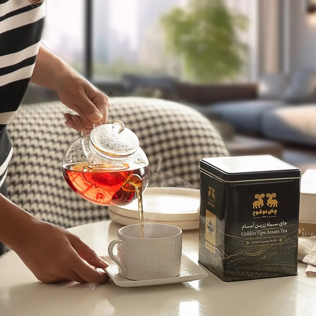 چای سیاه دوقوچ، رنگ مشکی و طلایی، جنس فلزی، قوطی فلزی مکعبی