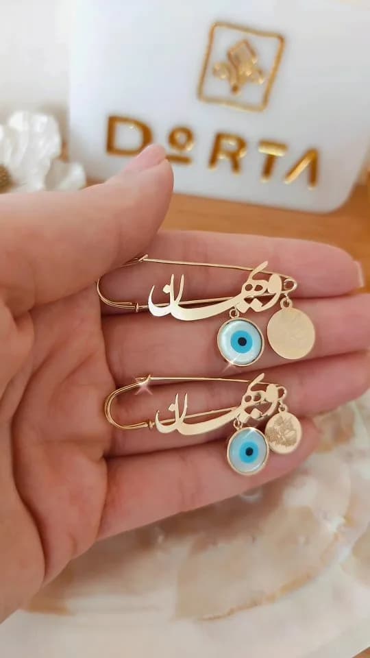 سنجاق سینه طلا اسم کودک، رنگ طلایی، آبی و سفید، جنس فلز، سنجاق قفلی پلاک اسم