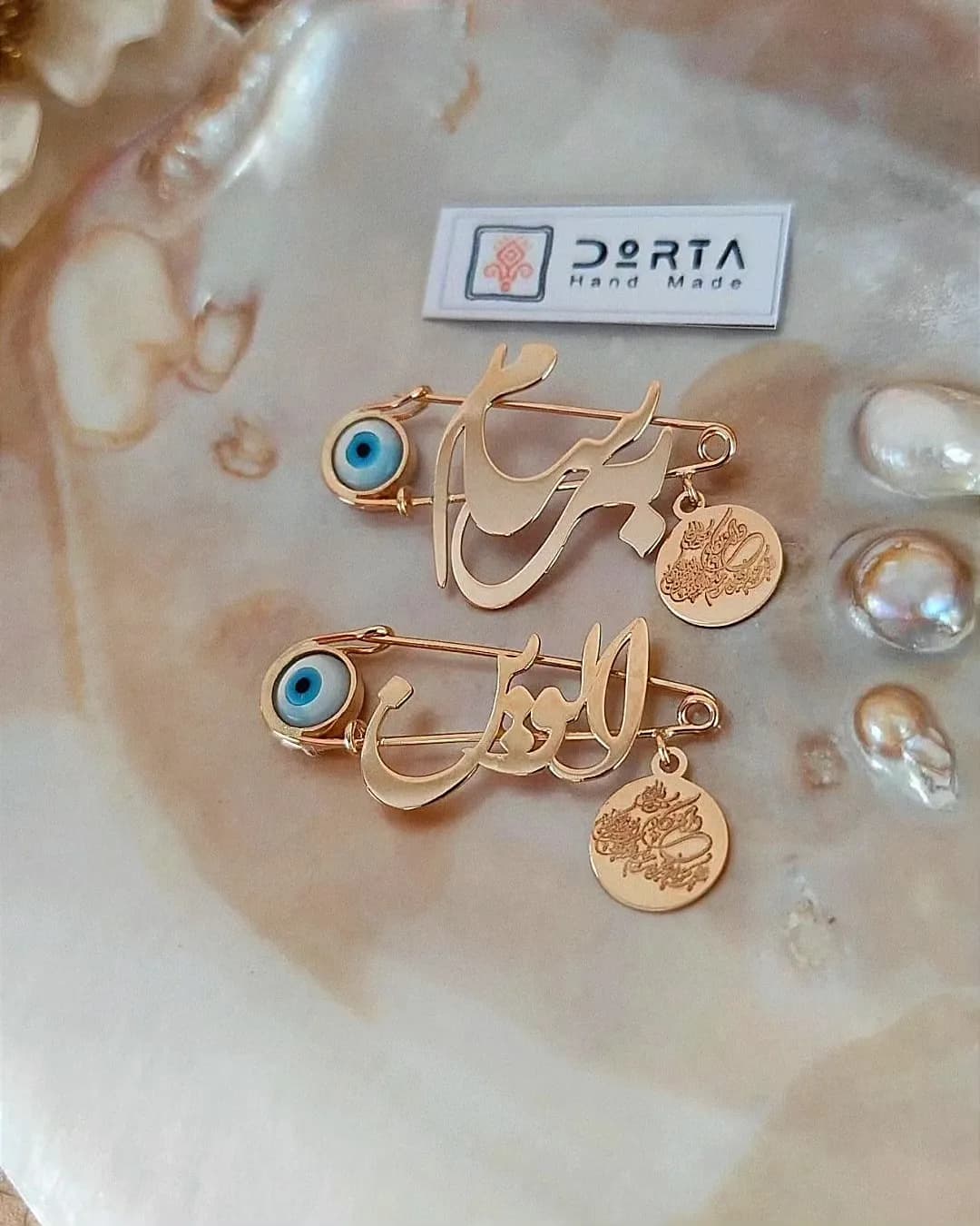 سنجاق سینه طلا اسم کودک، رنگ طلایی، سفید و آبی، جنس شیشه، سنجاق قفلی تزئینی