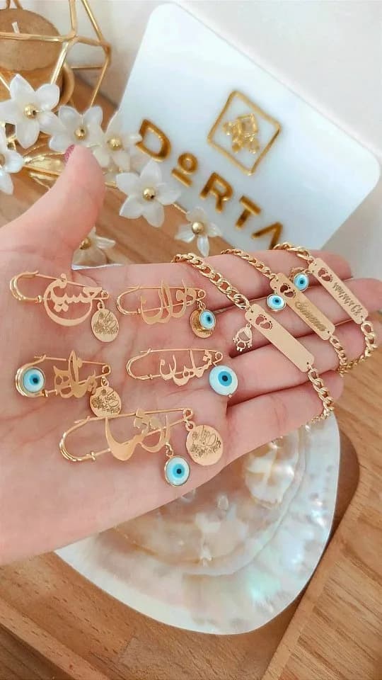 دستبند و سنجاق سینه طلا، رنگ طلایی و آبی، مجموعهای از دستبند و سنجاق سینه