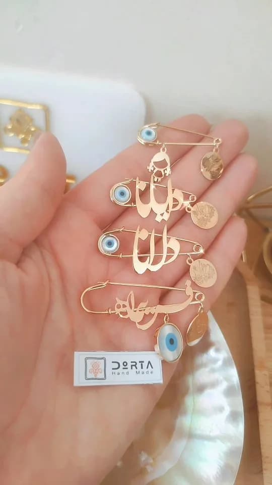 سنجاق سینه طلا اسم دُرتا، رنگ طلایی و آبی، سنجاق سینه با آویز