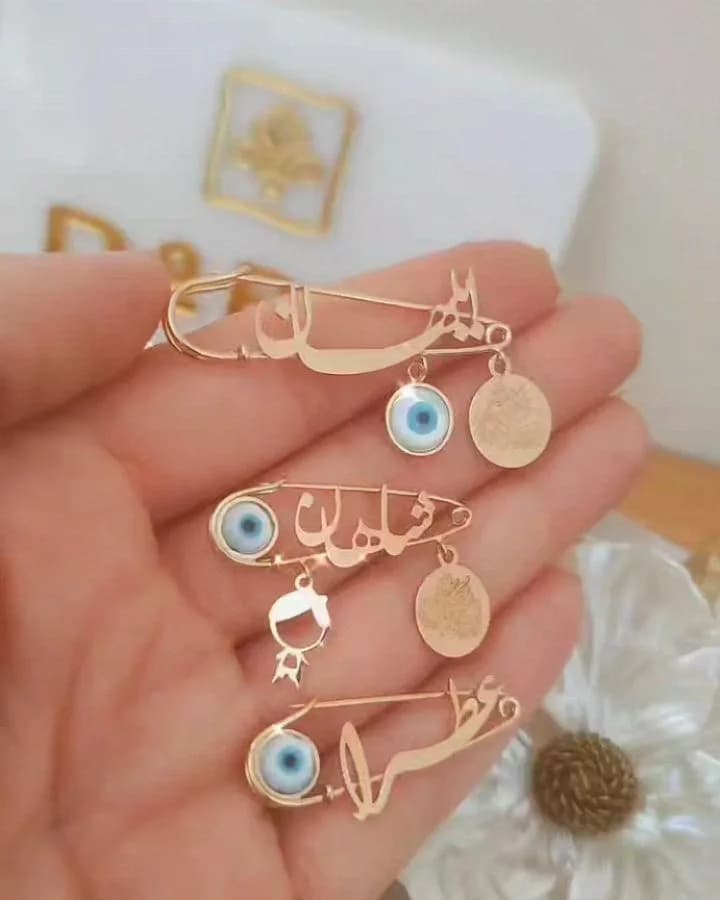 سنجاق سینه طلا کودک دُرتا، رنگ طلایی، جنس فلز، سنجاق سینه با اسم و آویز