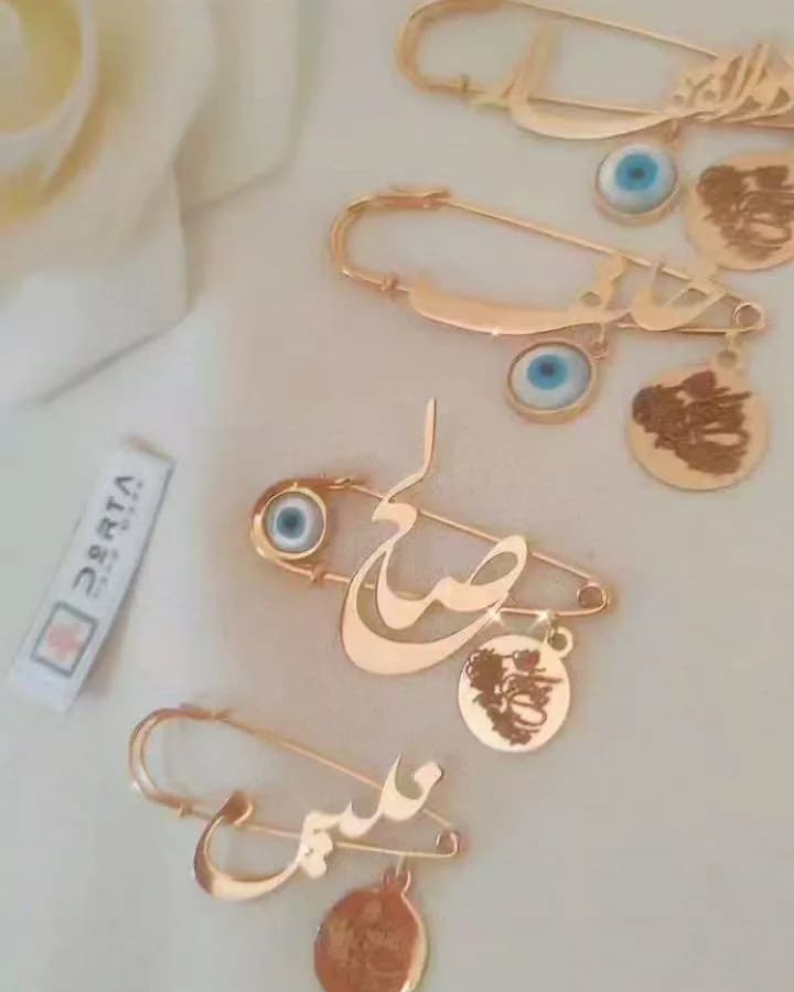 سنجاق سینه طلا اسم