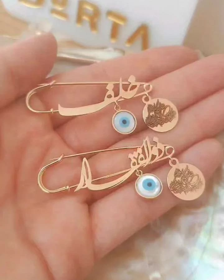 سنجاق سینه طلا اسم، رنگ طلایی و آبی، جنس فلز، مدل سنجاق، چشمزبد