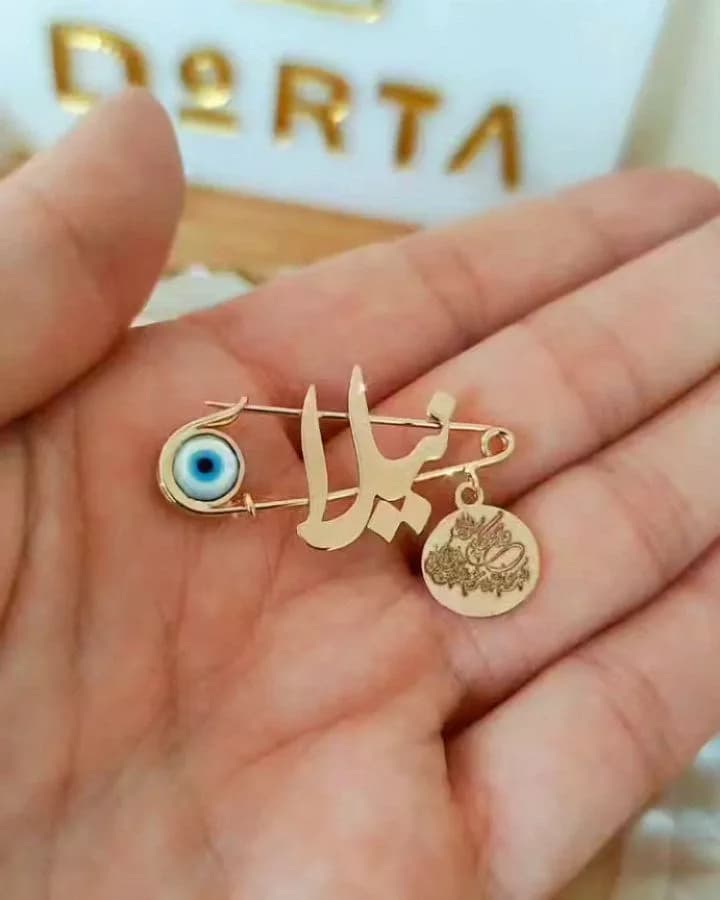 سنجاق سینه طلا اسم
