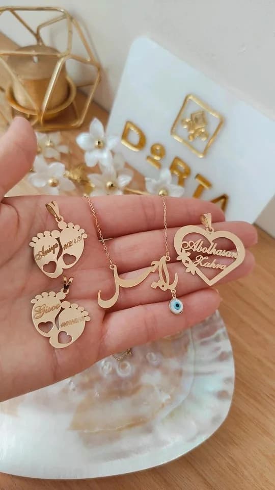 پلاک گردنبند اسم، رنگ طلایی، جنس فلز، نام‌دار، طرح پا، قلبی