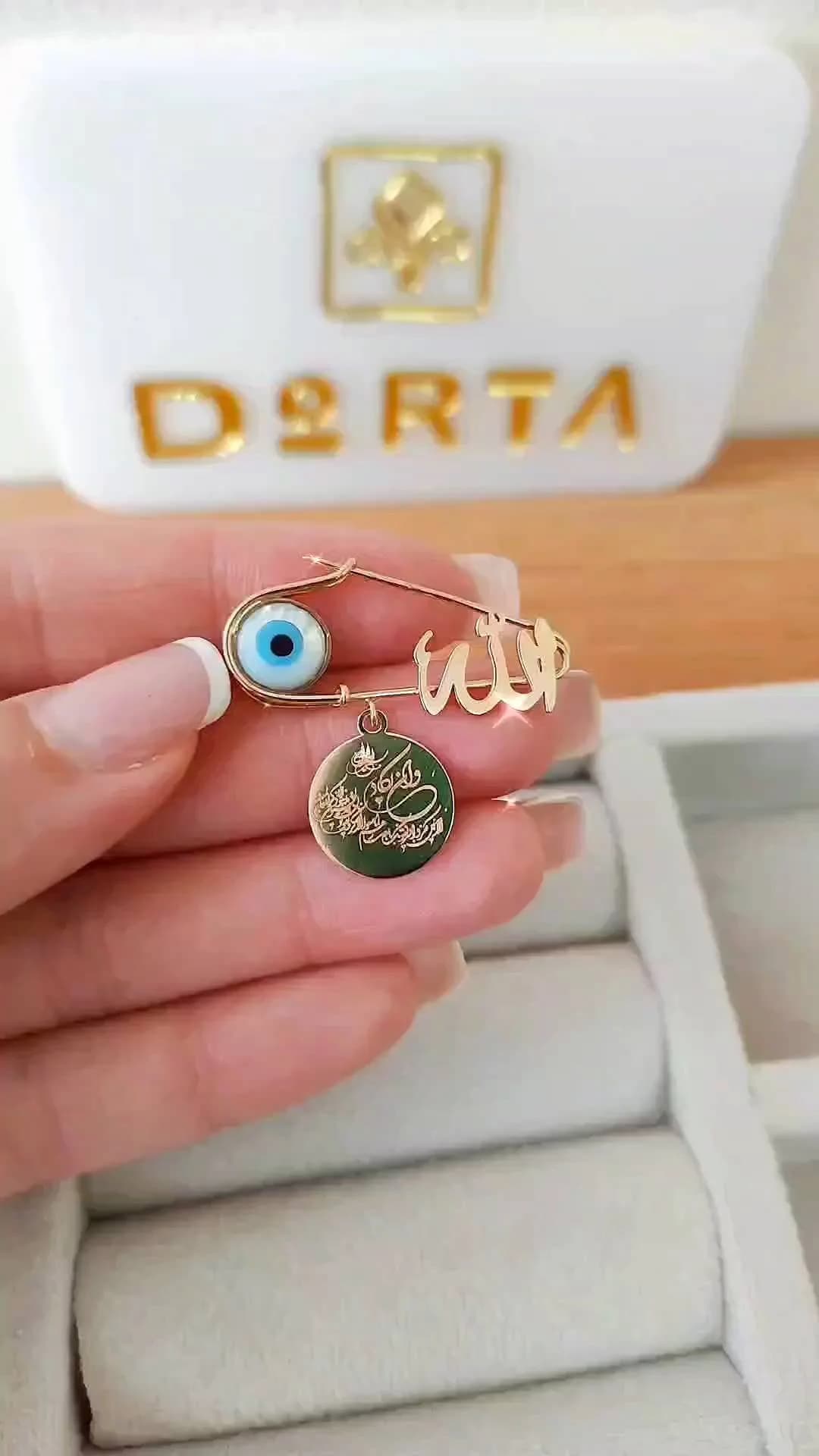 سنجاق سینه طلا الله با آویز وان یکاد، رنگ طلایی، آبی و سبز، جنس فلز، مدل سنجاق با آویز