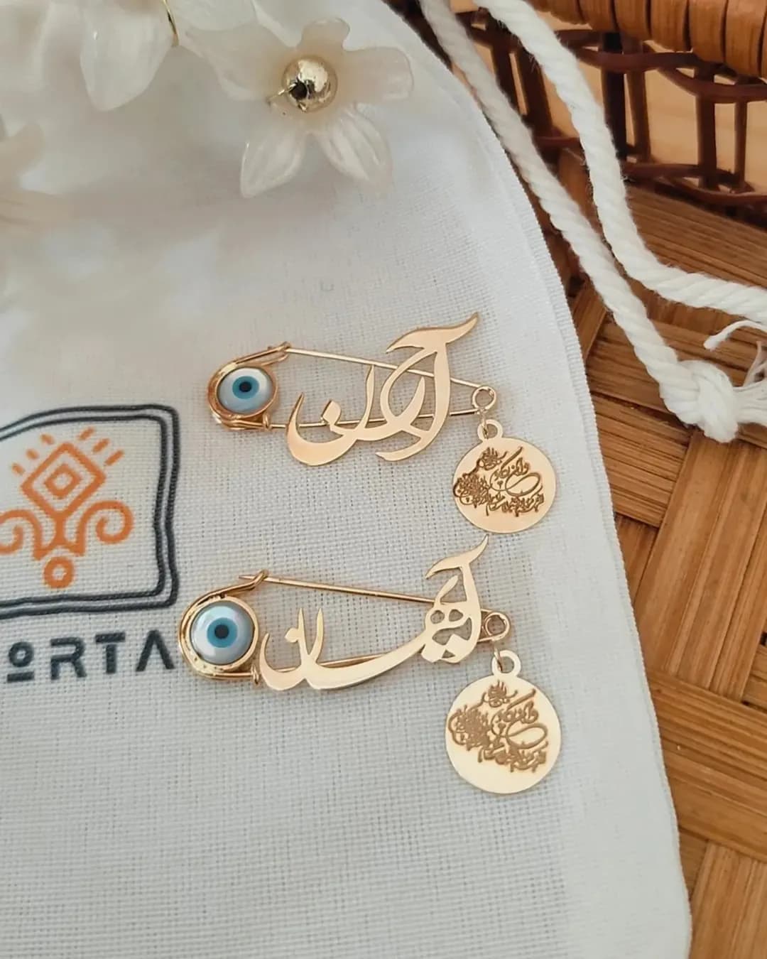 سنجاق سینه طلای کودک، رنگ طلایی و آبی، جنس فلز و شیشه، طرح چشم
