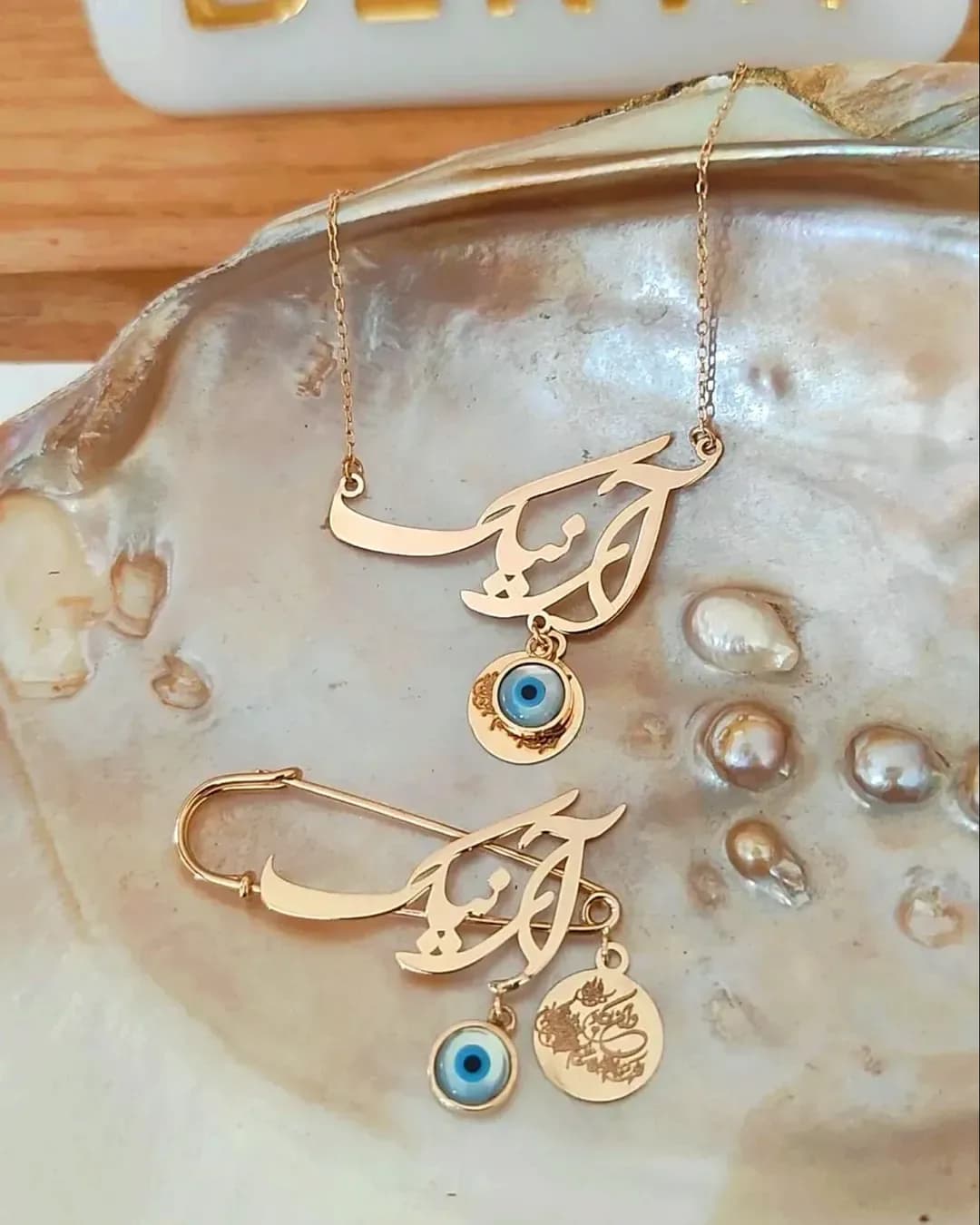گردنبند و سنجاق طلا اسم نستعلیق، رنگ طلایی و آبی، گردنبند و سنجاق اسم