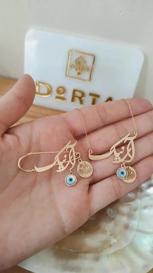 گردنبند و سنجاق اسم نستعلیق، رنگ طلایی و آبی، جنس فلز و شیشه، آویز نام با چشم