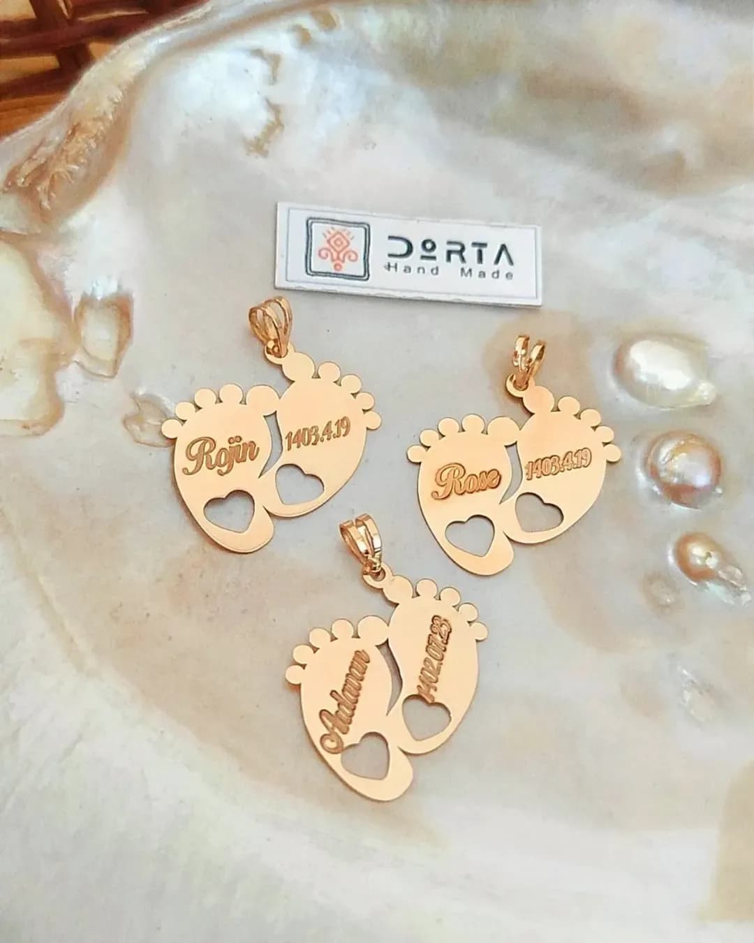 گردنبند اسم، رنگ طلایی، جنس فلز، آویز طرح کف پا و اسم