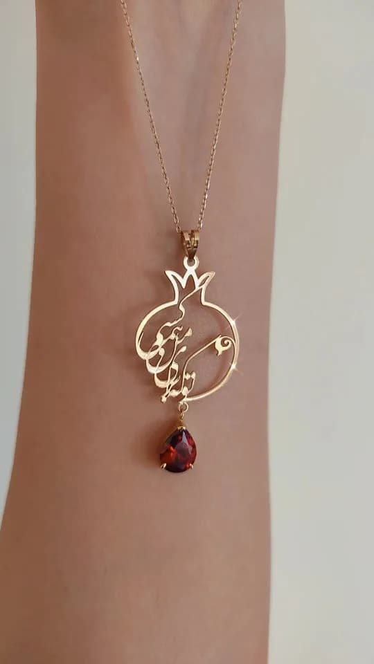 گردنبند طلا طرح انار، رنگ طلایی و قرمز، جنس فلز، گردنبند با آویز انار و سنگ