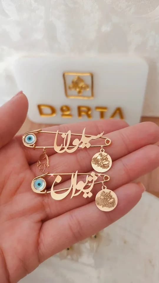 سنجاق سینه طلا، رنگ طلایی و آبی، جنس فلز، مدل سنجاق