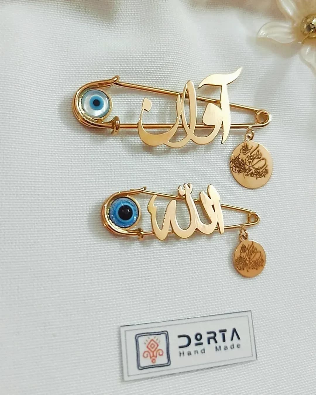 سنجاق سینه طلا اسم کودک، رنگ طلایی و آبی، جنس فلز، مدل سنجاق