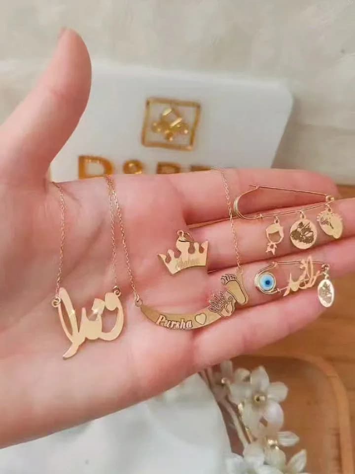 گردنبند و سنجاق اسم، رنگ طلایی، جنس فلز، زنجیری با پلاک