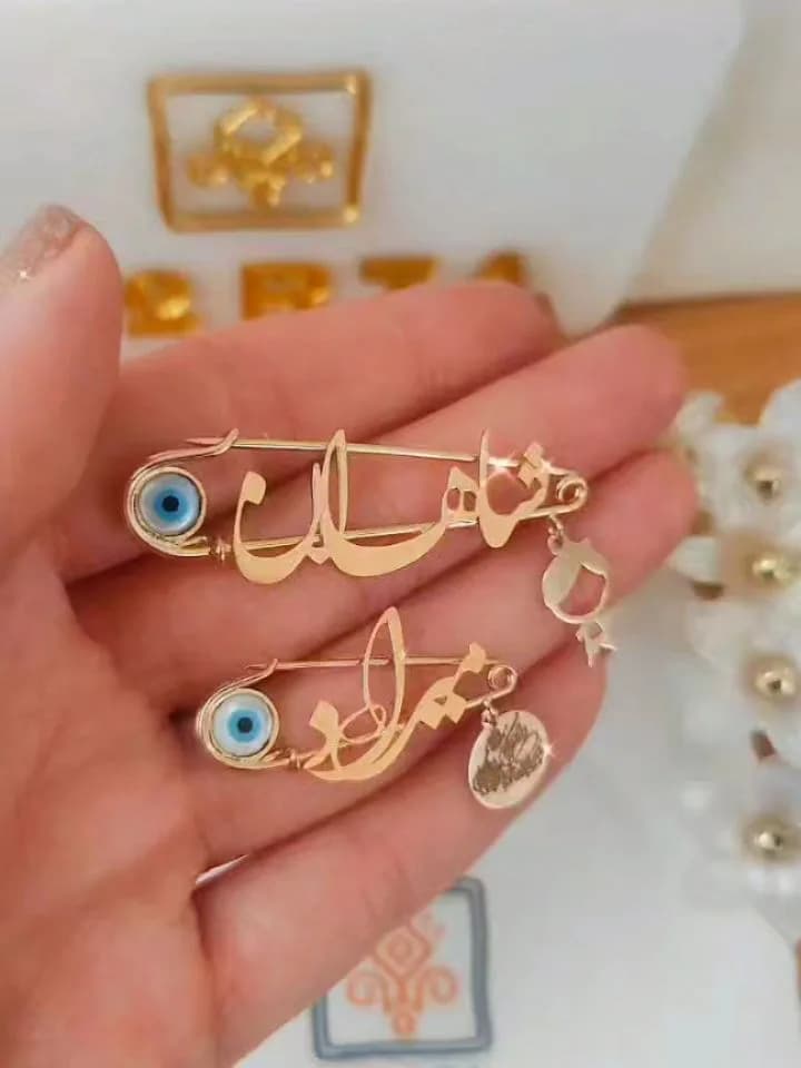 سنجاق سینه طلا اسم کودک، رنگ طلایی و آبی، جنس فلز، سنجاق سینه با پلاک اسم