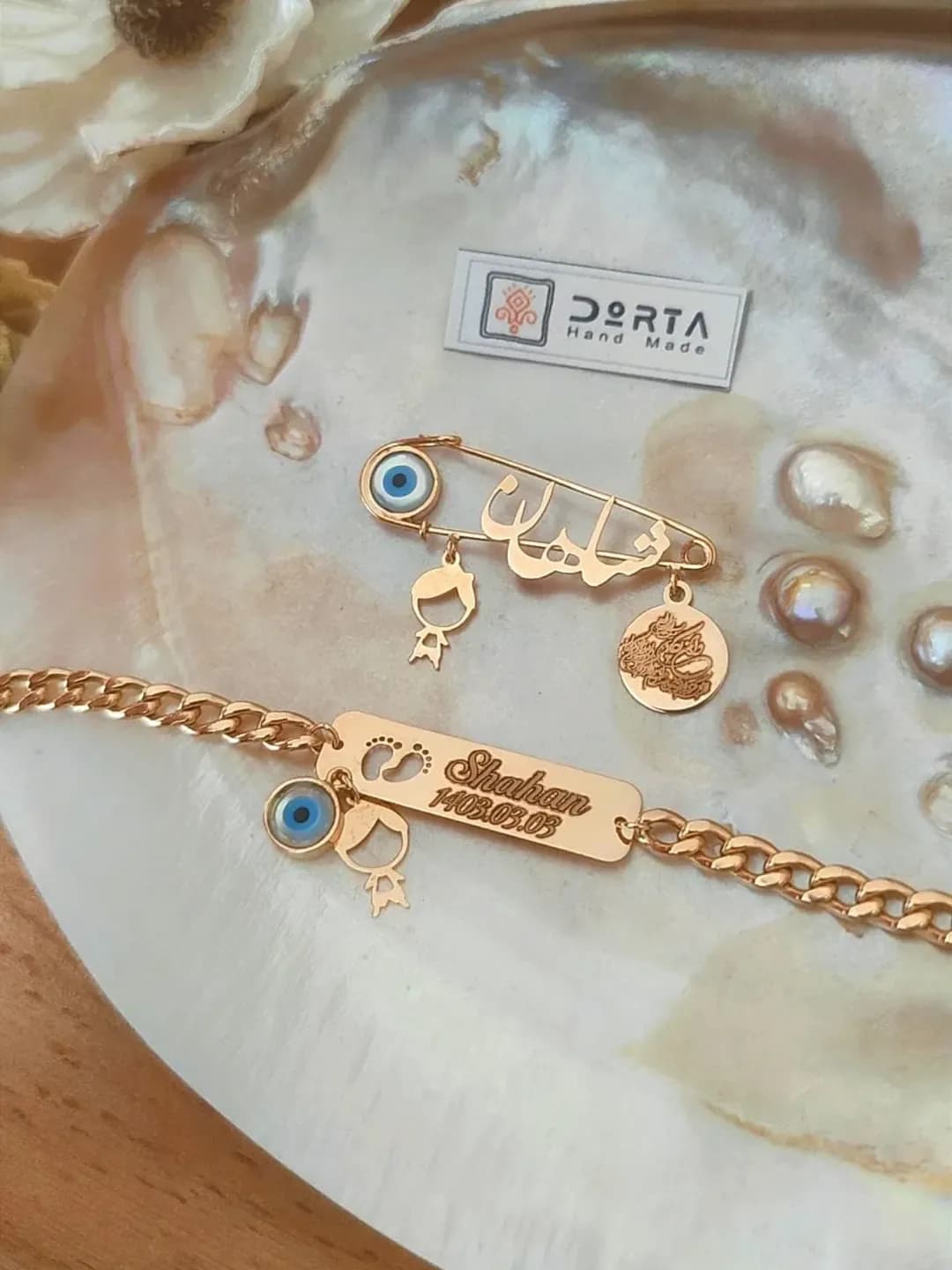 ست دستبند و سنجاق کودک با اسم، رنگ طلایی و آبی، جنس فلز، زنجیری با آویز