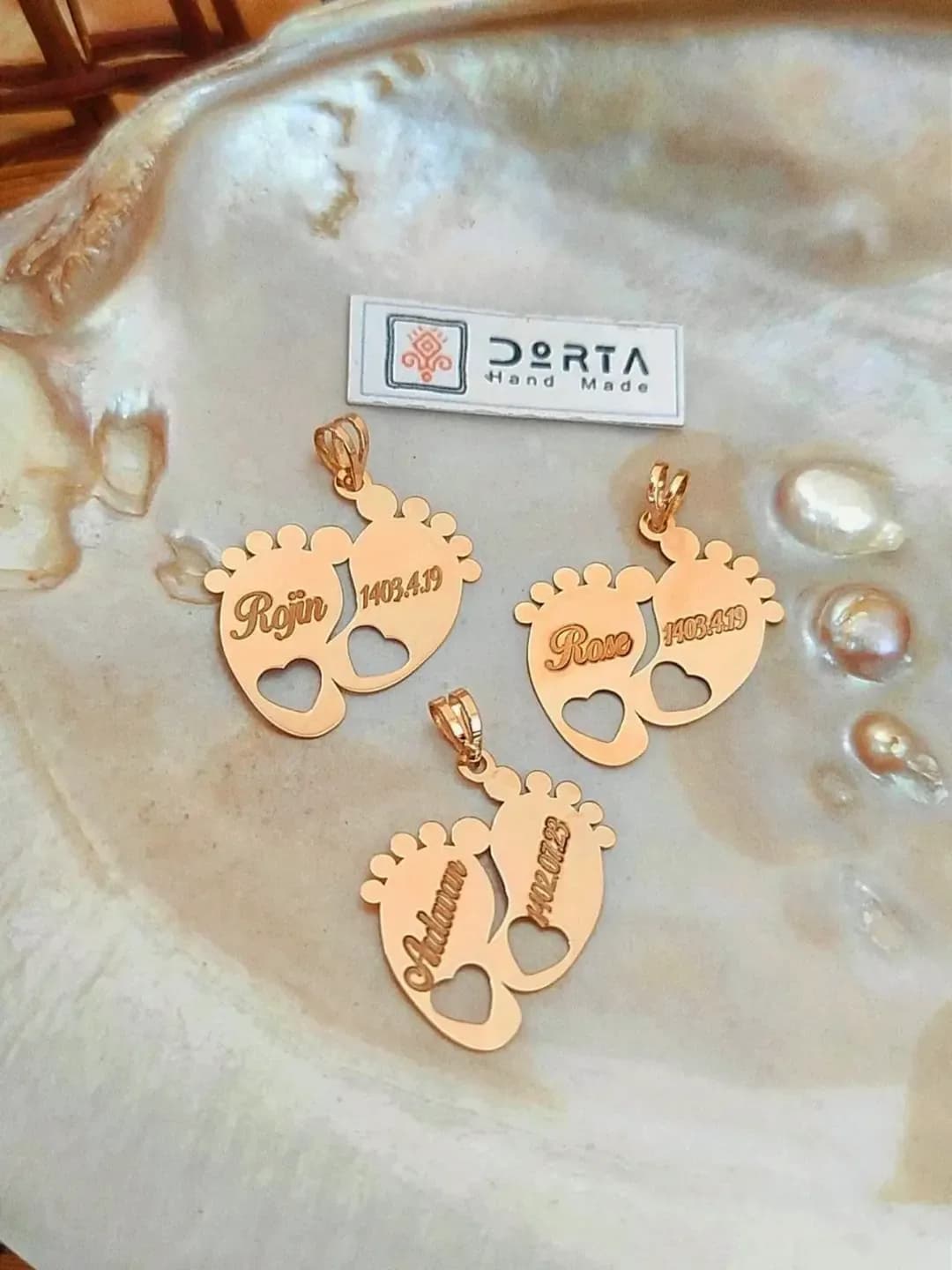 پلاک پای کودک، رنگ طلایی، جنس طلا، پلاک طرح پای نوزاد