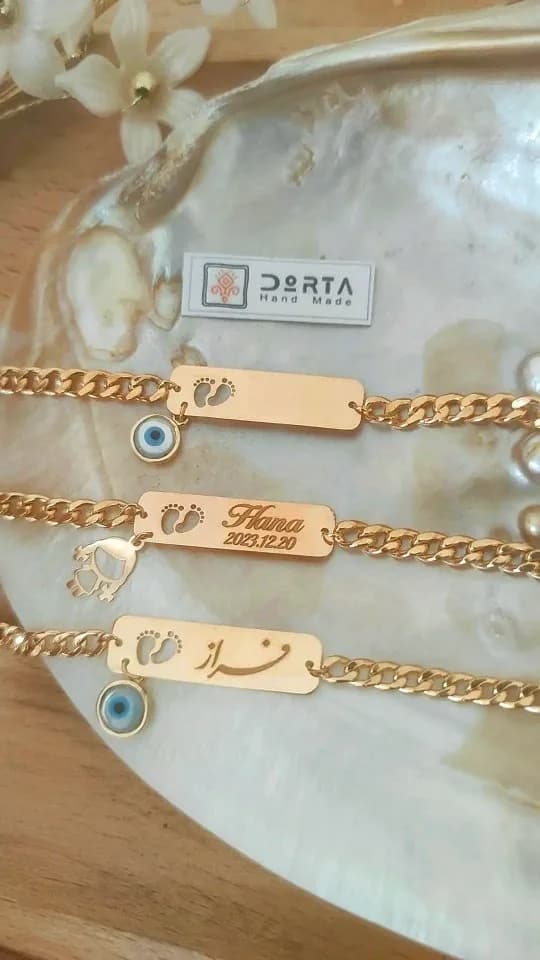 دستبند طلا کودک روبینو، رنگ طلایی و آبی، پلاک اسم مستطیلی