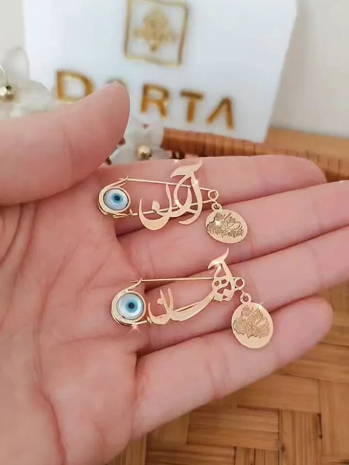 سنجاق سینه طلای اسم کودک، رنگ طلایی و آبی، جنس فلز، سنجاق سینه با پلاک