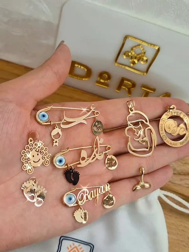 سنجاق و آویز طلای اسم کودک