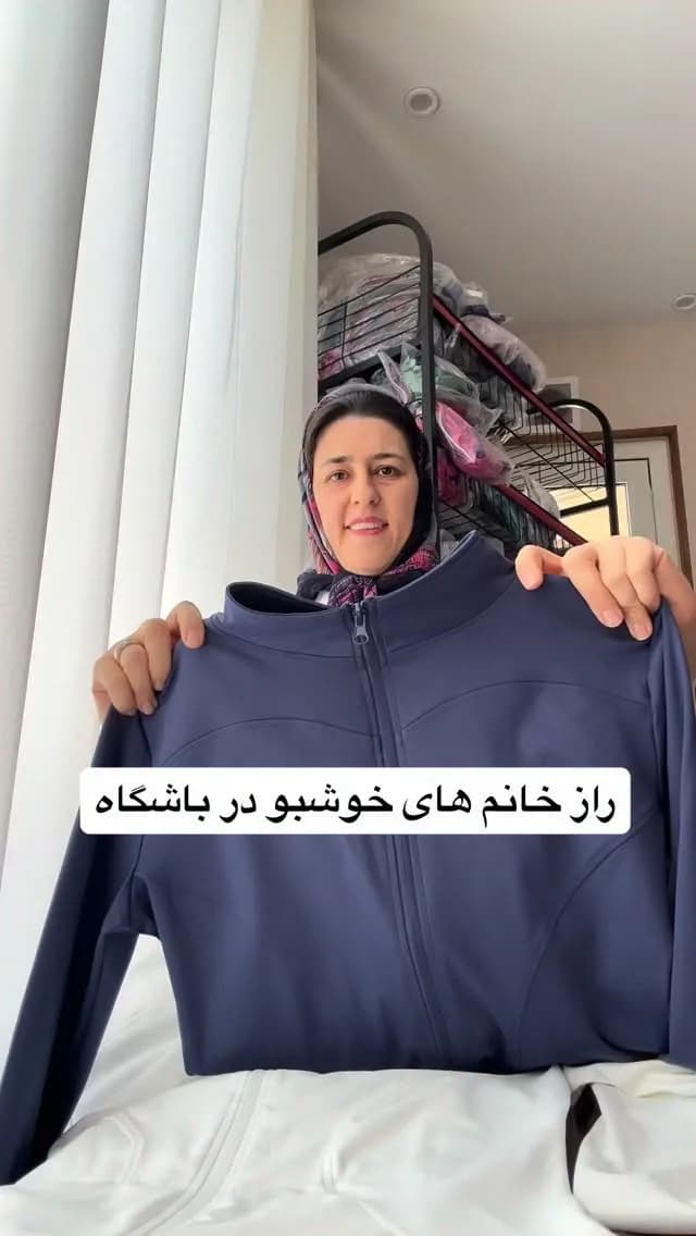 کت ورزشی زنانه، رنگ سرمه‌ای، زیپ‌دار، یقه ایستاده، آستین بلند